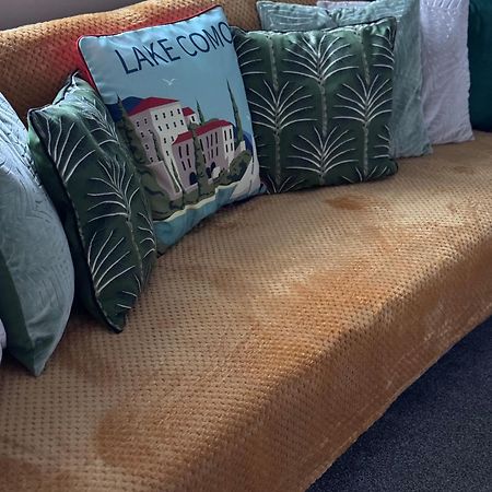 The Greens Apartment Farnworth Экстерьер фото