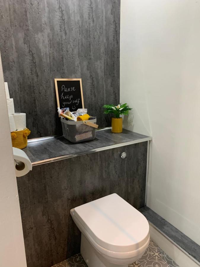 The Greens Apartment Farnworth Экстерьер фото