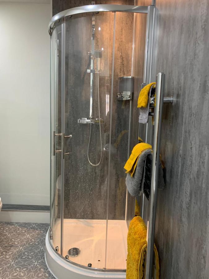 The Greens Apartment Farnworth Экстерьер фото