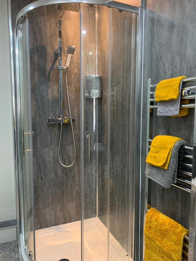 The Greens Apartment Farnworth Экстерьер фото