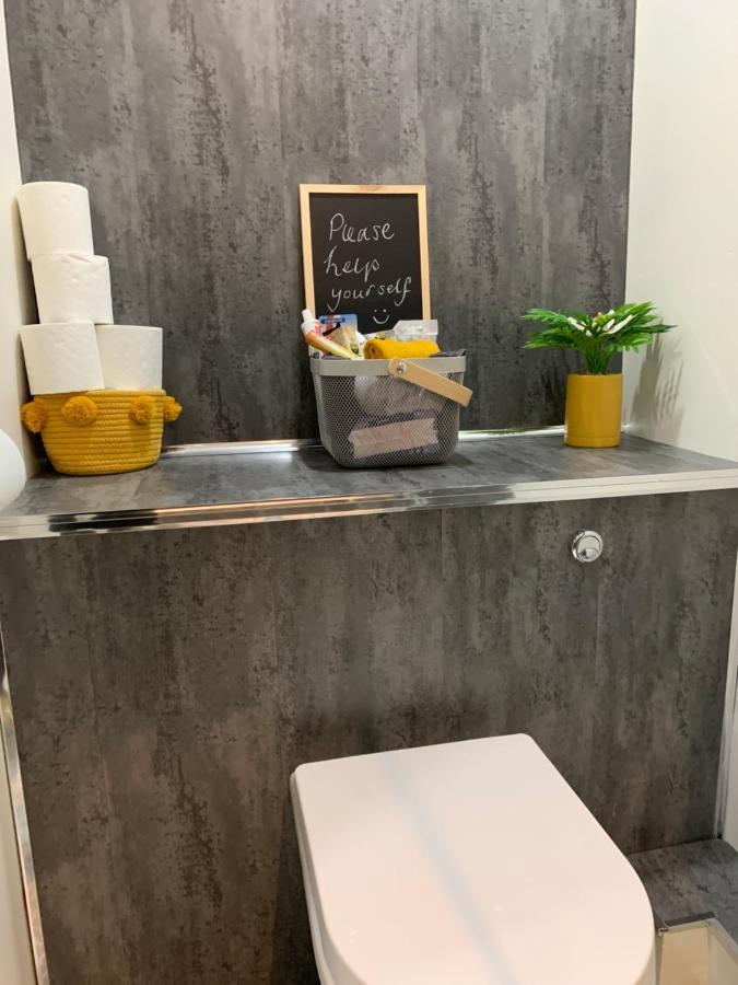 The Greens Apartment Farnworth Экстерьер фото