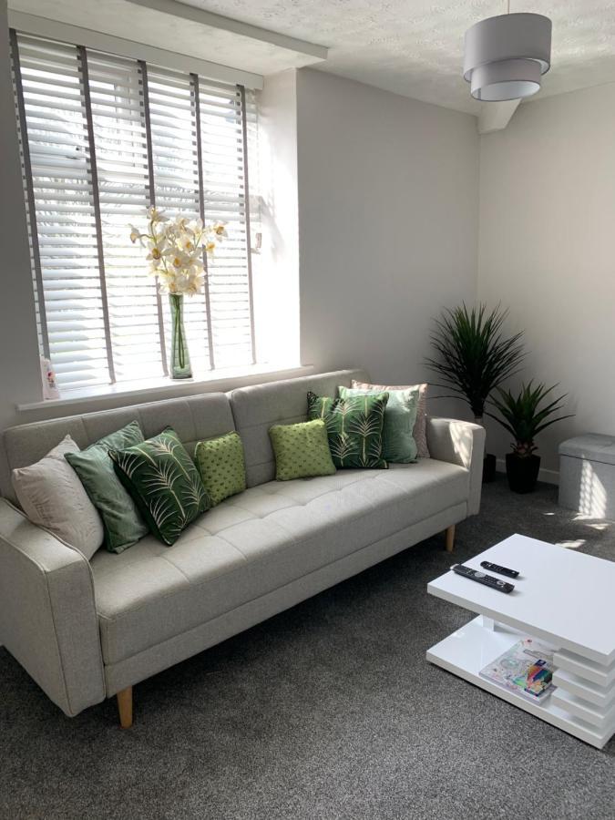 The Greens Apartment Farnworth Экстерьер фото