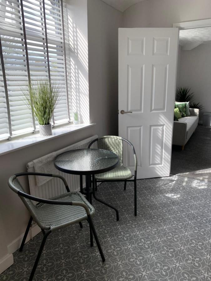 The Greens Apartment Farnworth Экстерьер фото