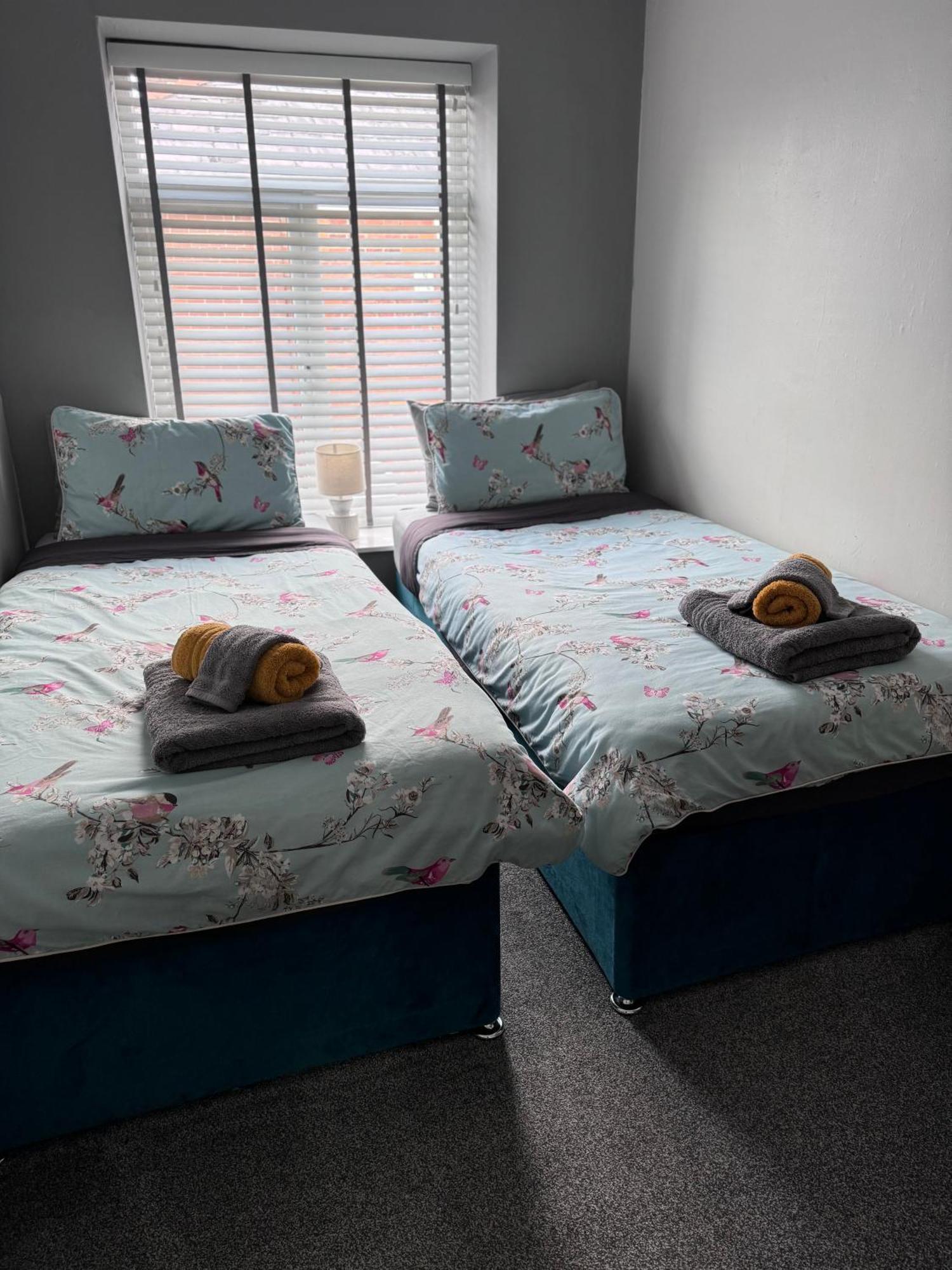The Greens Apartment Farnworth Экстерьер фото